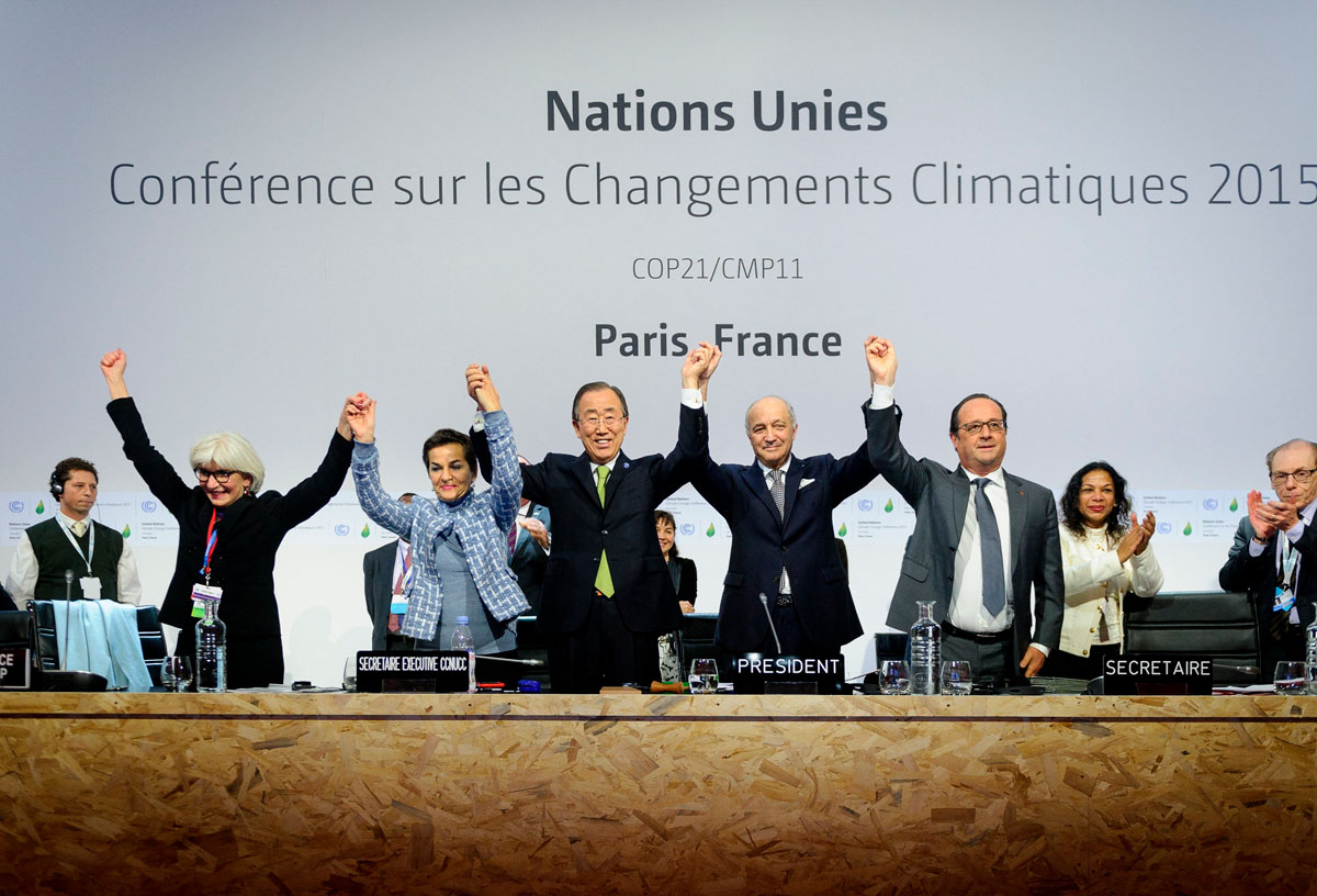 La joie des organisateurs de la cop 21 le 12 décembre 2015