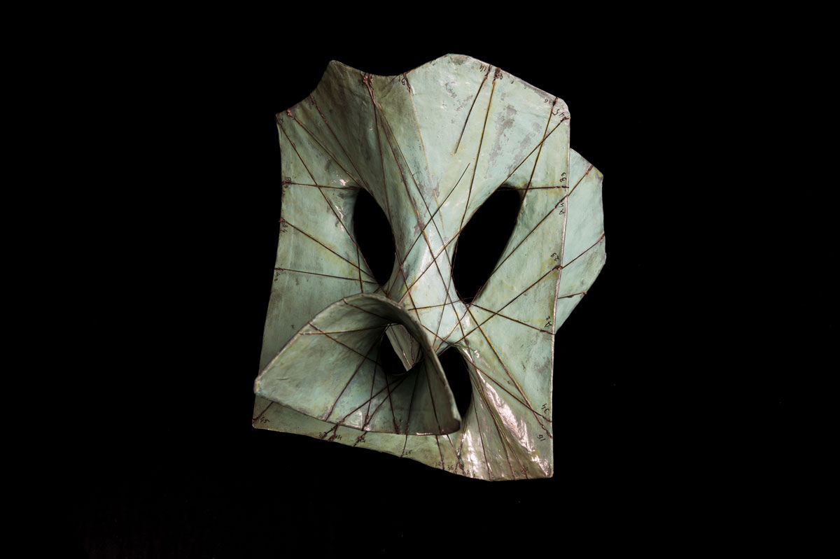 Surface cubique lisse, datant des années 1920-1930, moulée en matériau thermoplastique d’après un modèle en plâtre, attribué à Joseph Caron. © Cyril Frésillon / IHP / CNRS Images 