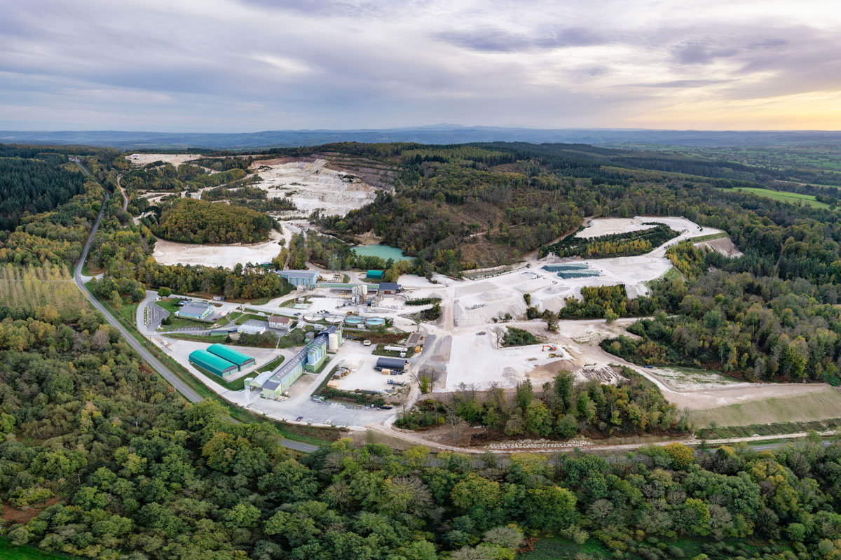 Vue aérienne de la La carrière de kaolin d’Échassières (Allier, Auvergne) 