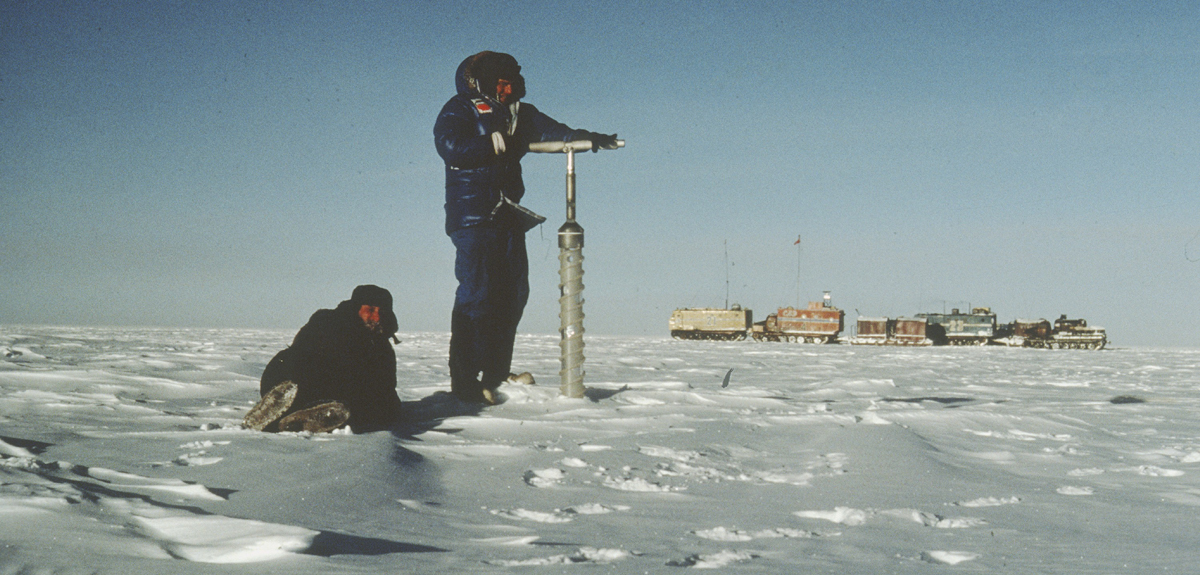 Prélèvement d'une carotte de glace au cours d'une expédition entre Vostok et Mirny en 1985