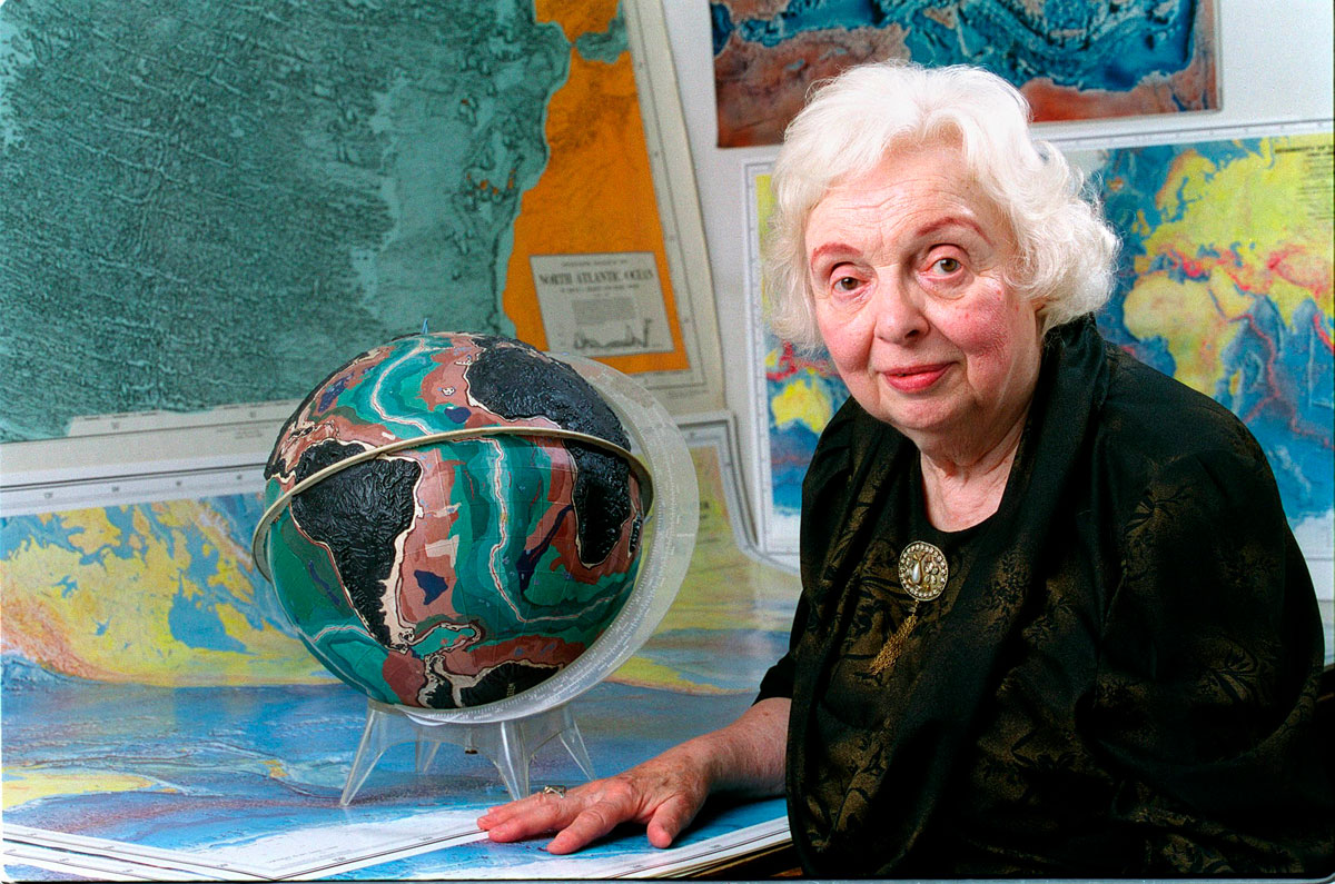 Marie Tharp en juillet 2001 (Photo Bruce Gilbert / Lamont-Doherty Earth Observatory and the estate of Marie Tharp)
