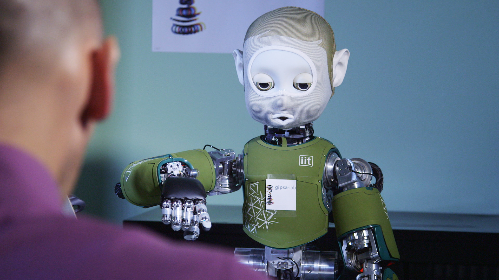 robot pointant du doigt face à un humain