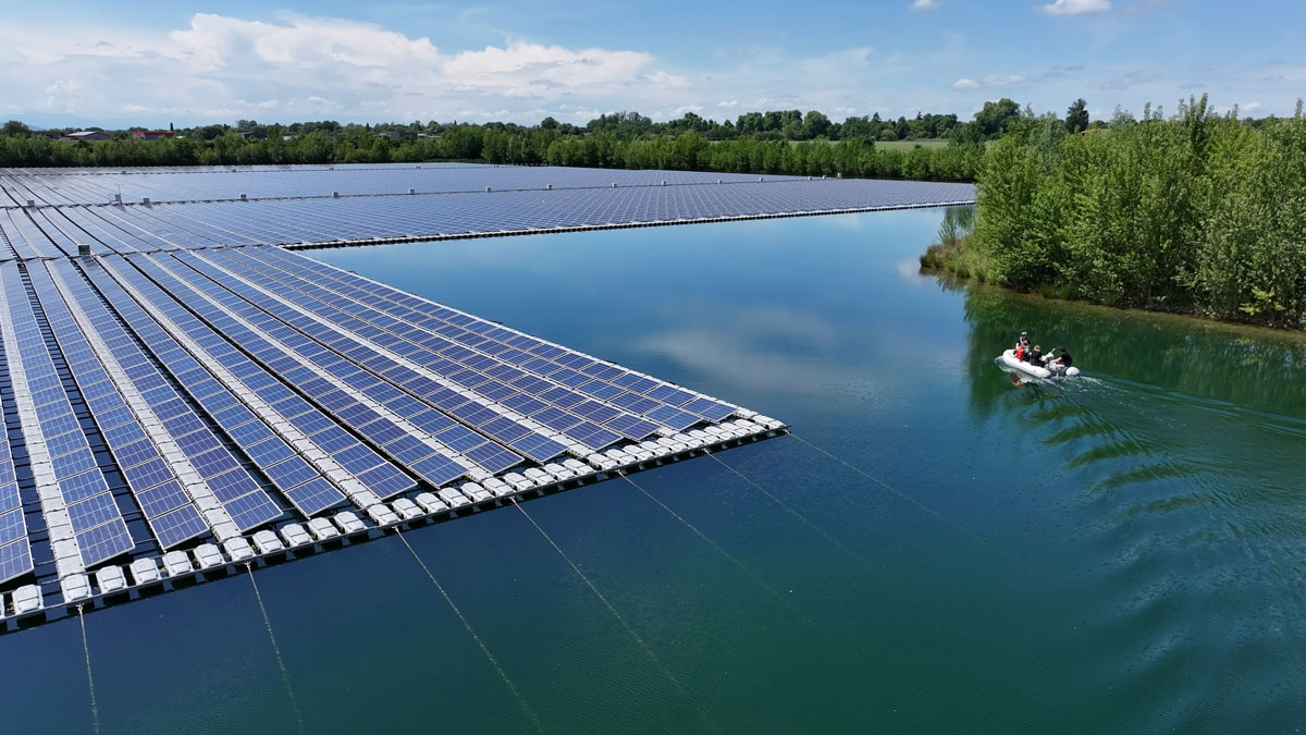 Les panneaux photovoltaïques sur le lac et les chercheur.e.s en bateau - extraite de la vidéo © CNRS - 2025