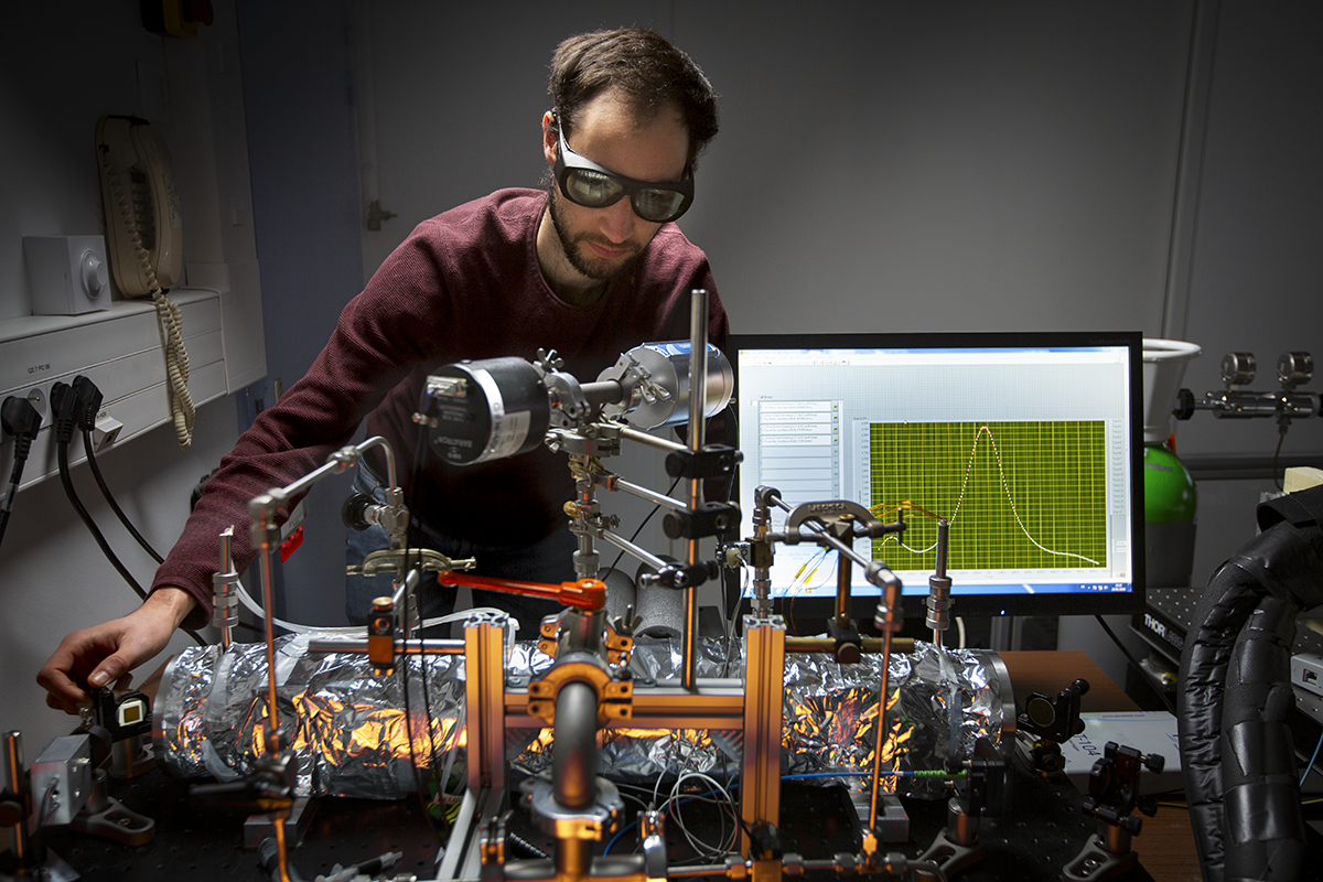 Mesure des raies d'absorption de la molécule de dioxygène par spectroscopie à cavité optique - Christian Morel / LIPhy / CNRS Images