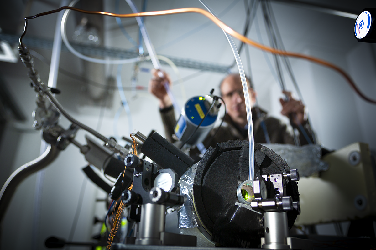 Mesure de raies d'absorption de la molécule de dioxygène par spectroscopie à cavité optique - Christian Morel / LIPhy / CNRS Images