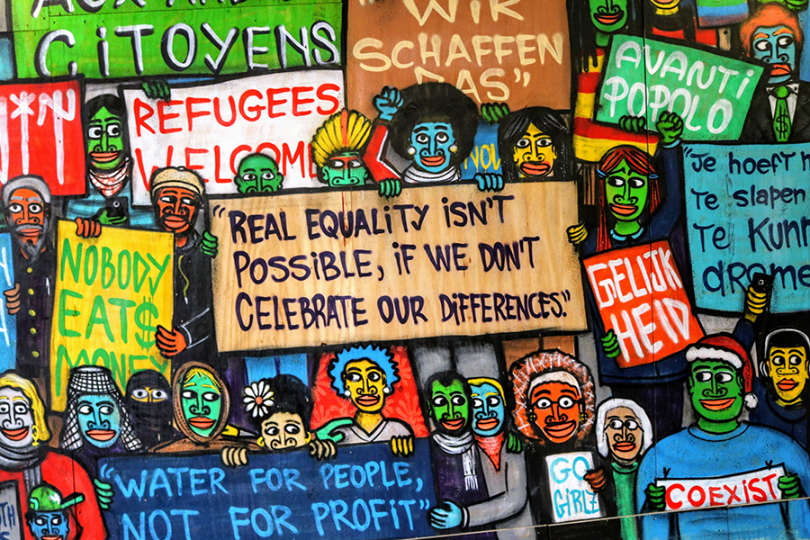 tags sur un mur avec des messages sur le thème de l'égalité