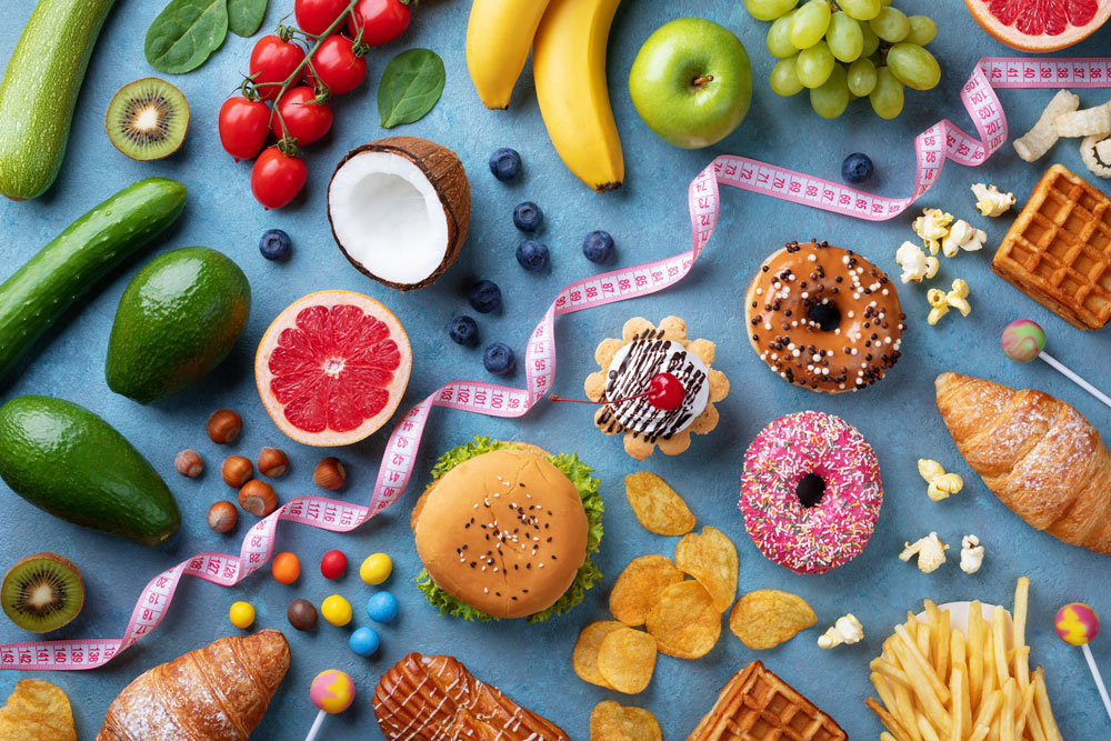 Fruits et légumes versus fast food, sucreries et pâtisseries.