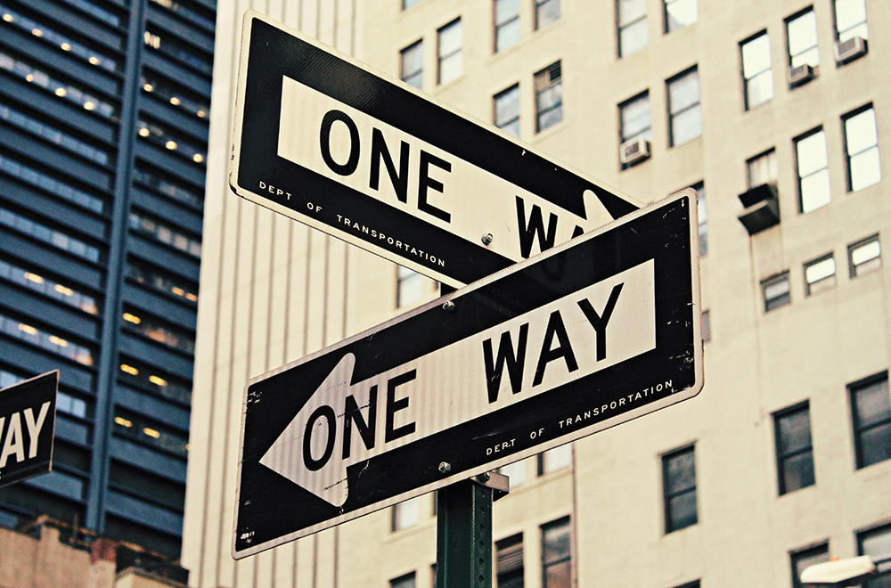 Panneaux indiquant plusieurs directions