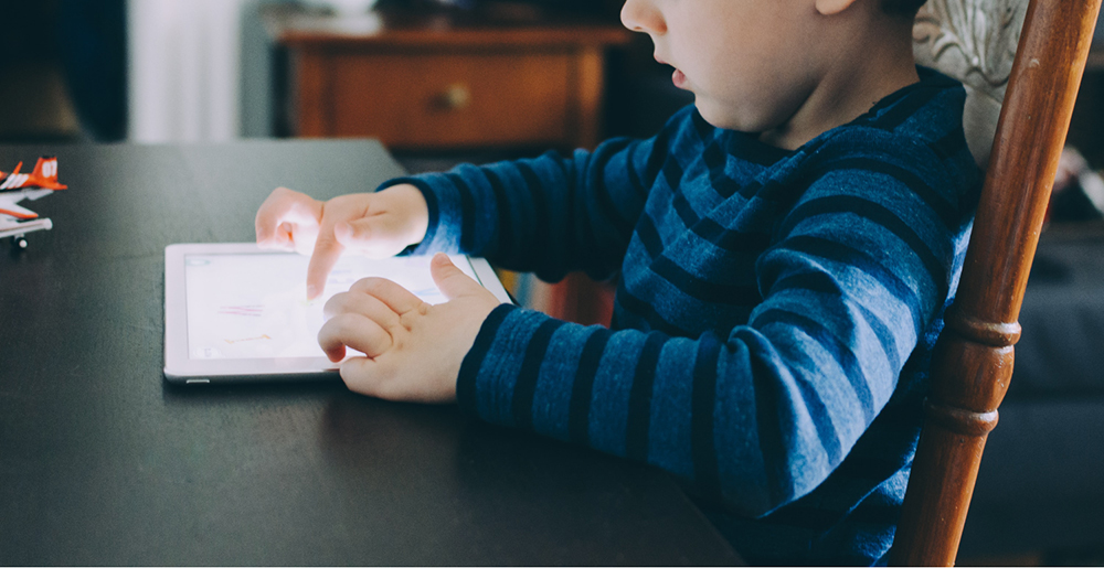Un enfant est hypnotisé par l’écran d’une tablette