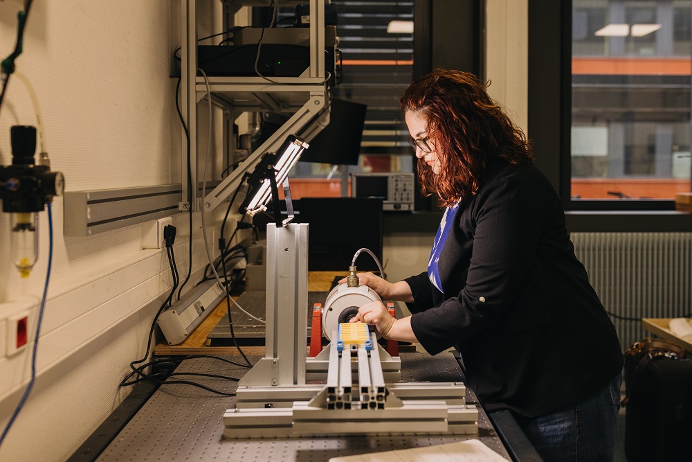Athina Galani, doctorante au LAUM, expérimente sur des métamatériaux en silicone souple © Thomas Brousmiche pour Le Mans Université