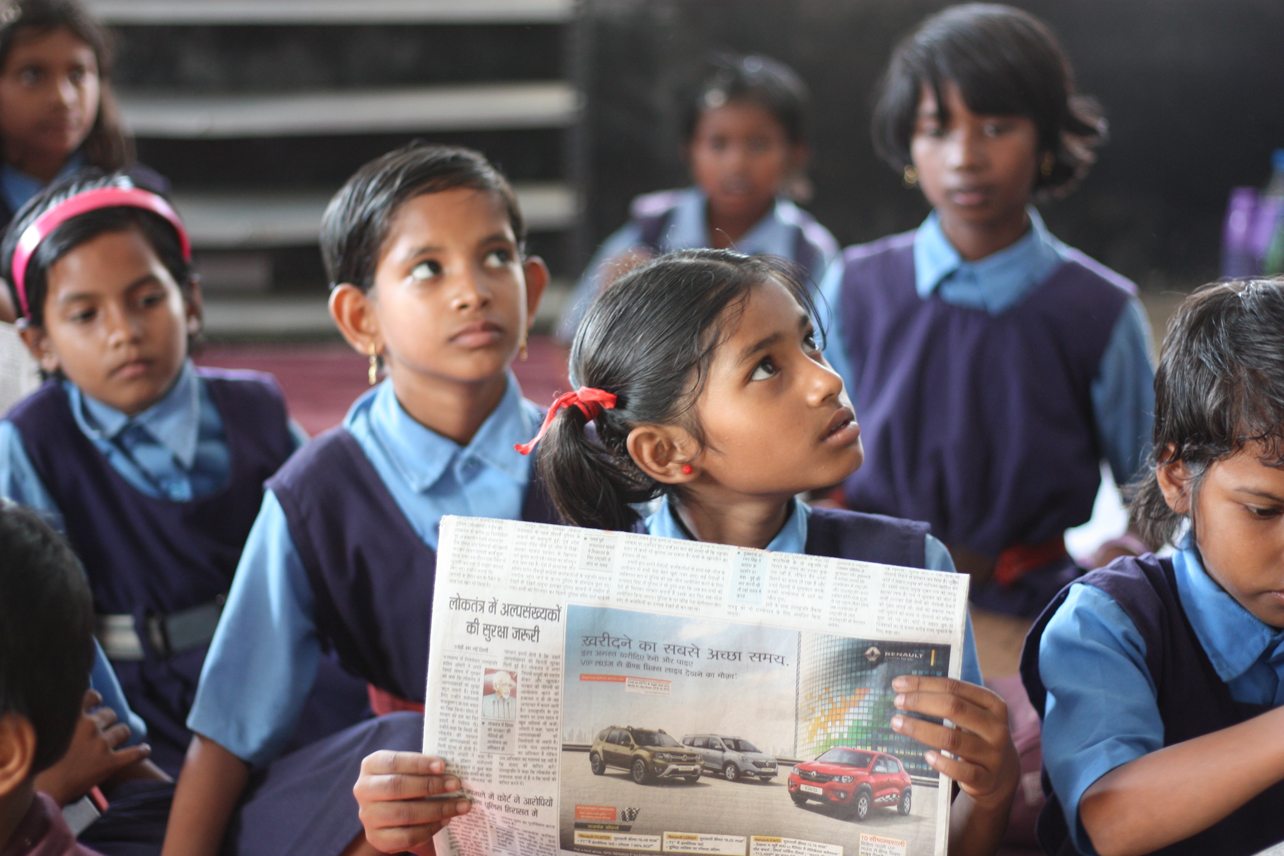 écoliers indiens tenant une affiche.