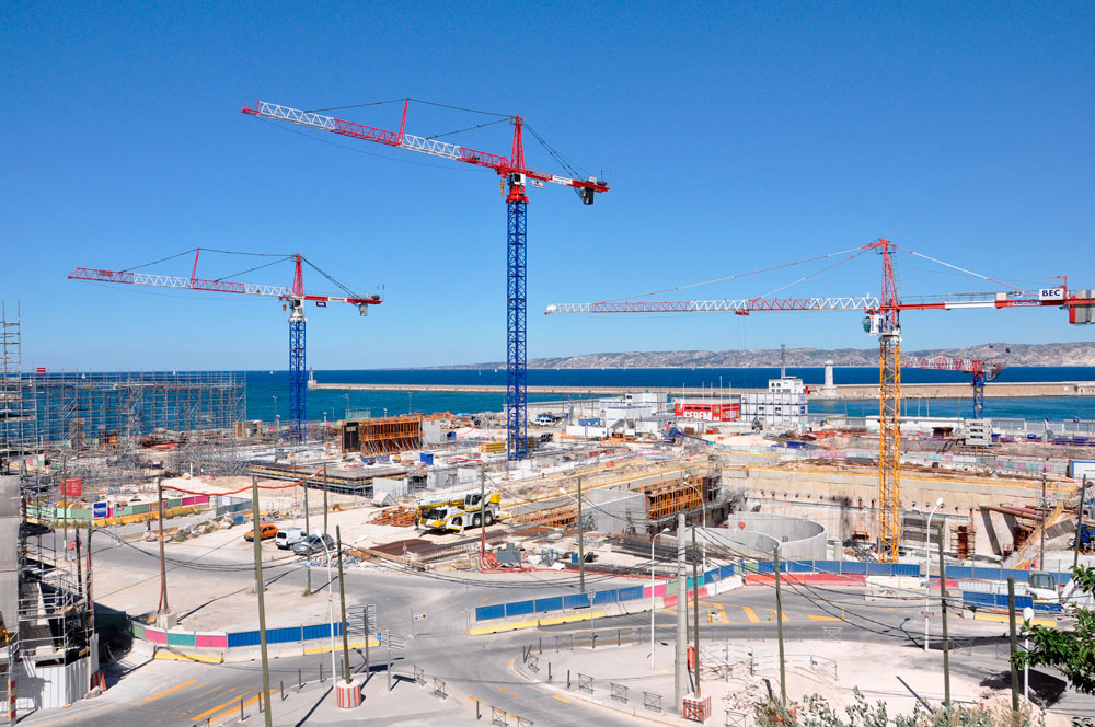 Photo aérienne d'un chantier à Marseille, première étape de la construction dans une ville.