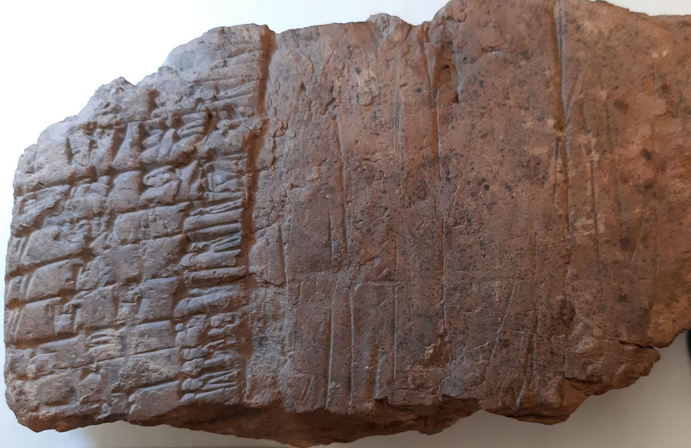 Tablette scolaire paléo-assyrienne. Le maître a écrit des noms propres à gauche, recopiés par l’élève à droite, qui ensuite efface et recommence