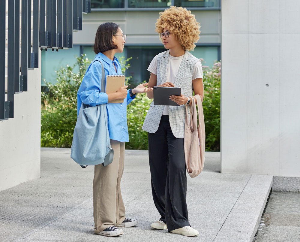 Deux femmes discutant d'un projet de création d'entreprise.