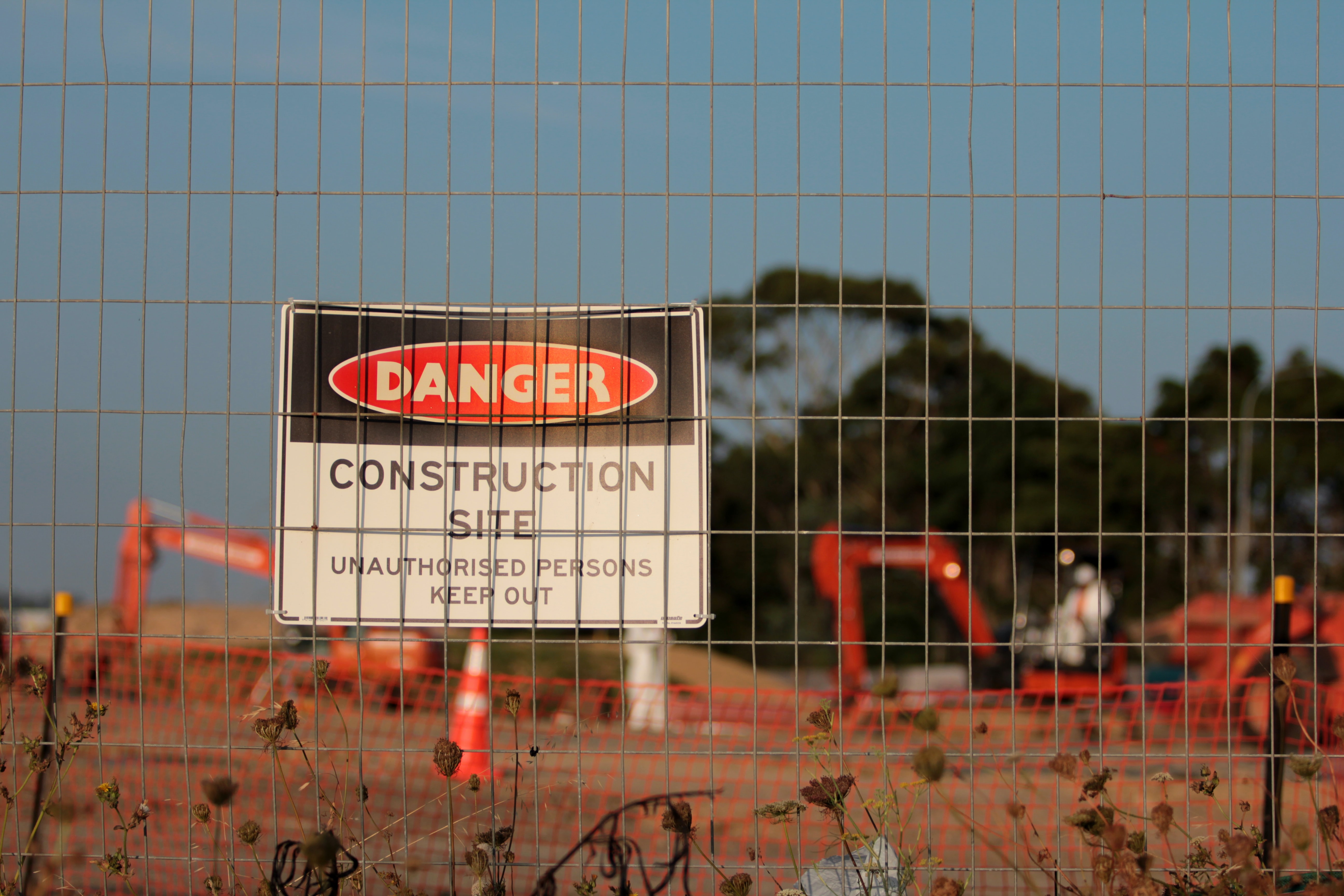 Panneau de chantier indiquant le site comme dangereux