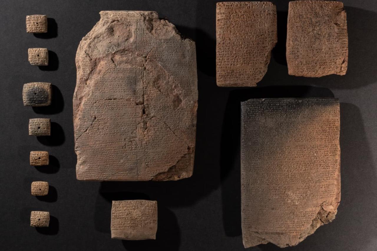 Quelques tablettes de la chancellerie hittite découvertes en 2025 et 2026 à Kayalıpınar.(Photo via X/@mehmetnuriersoy)https://www.turkiyetoday.com/culture/3400-year-old-hittite-royal-archive-unearthed-in-turkiye-what-does-it-reveal-3229880?s=1 