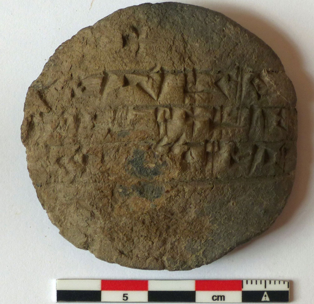 Tablette de conversion de Kaneš avec une échelle en centimètres