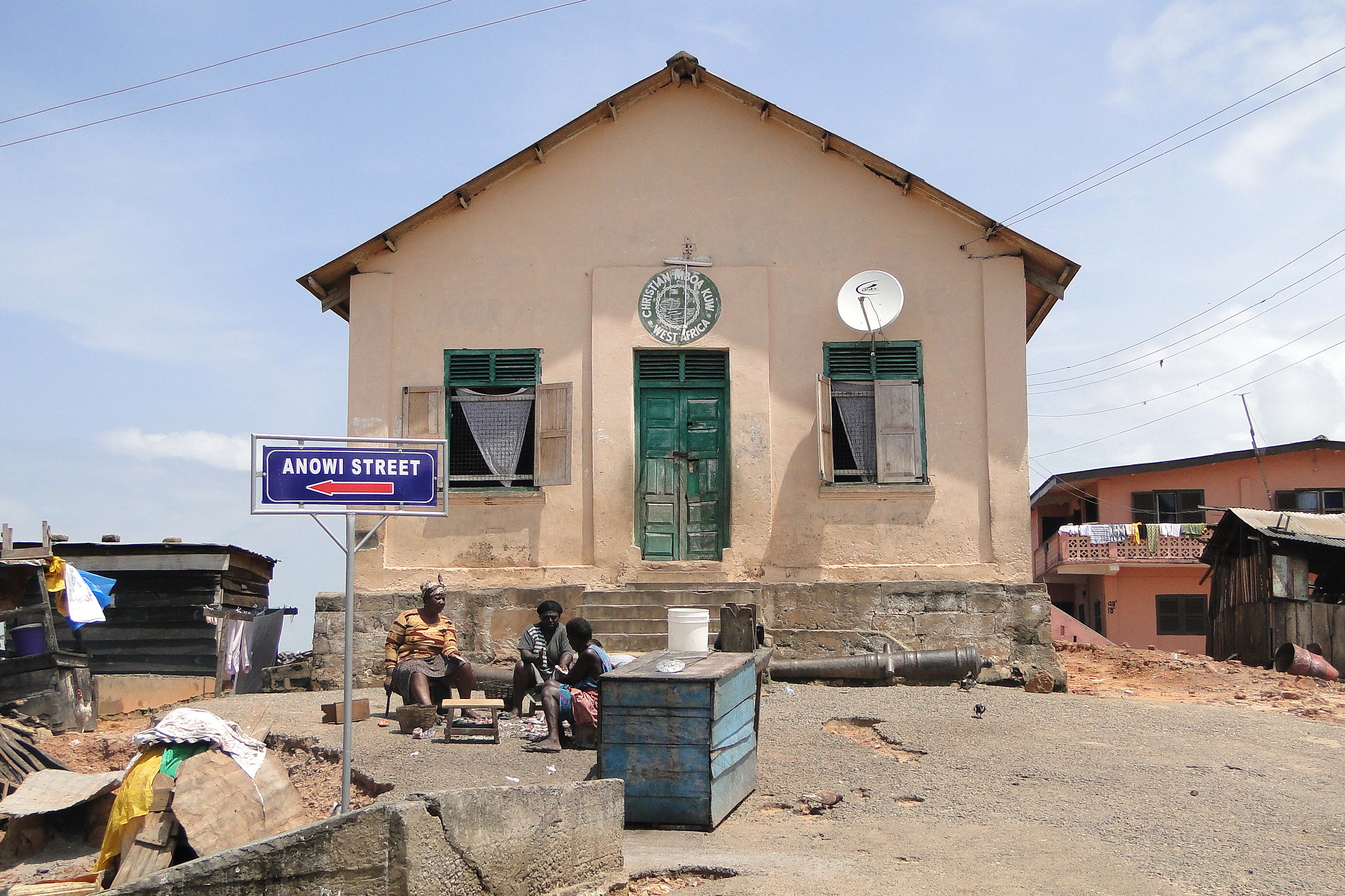 Photo d'une église charismatique au Ghana (elle ressemble à un bâtiment lambda)