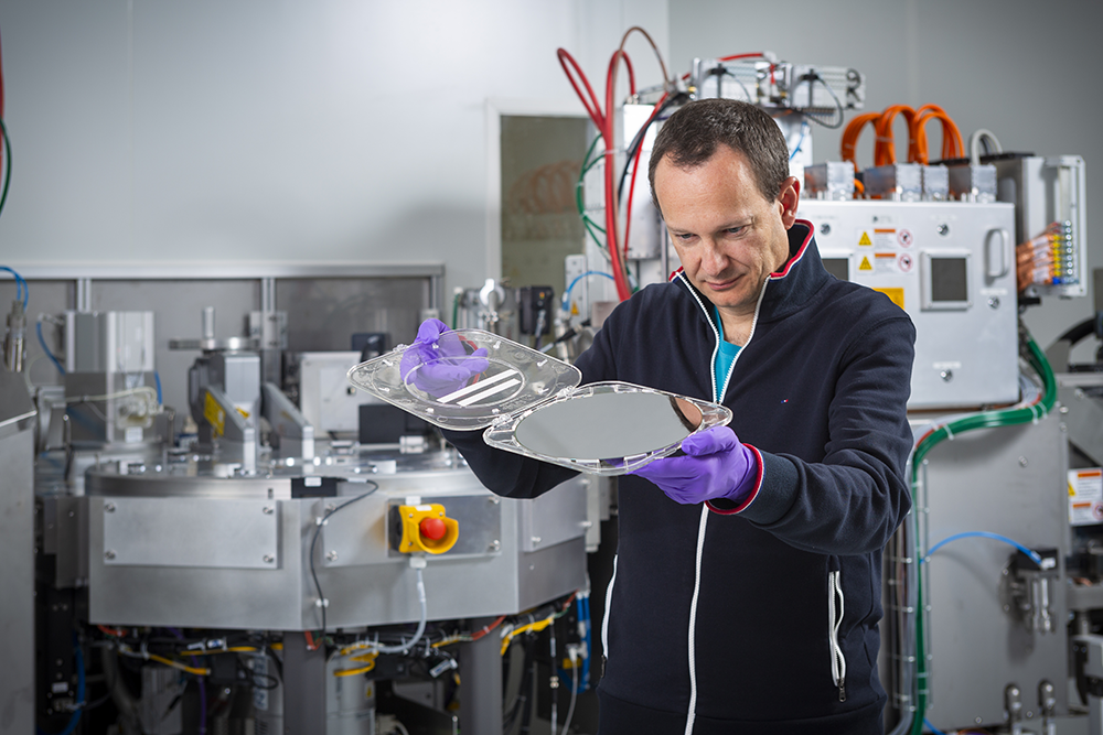 Contrôle visuel d'un substrat de silicium de 200 mm de diamètre