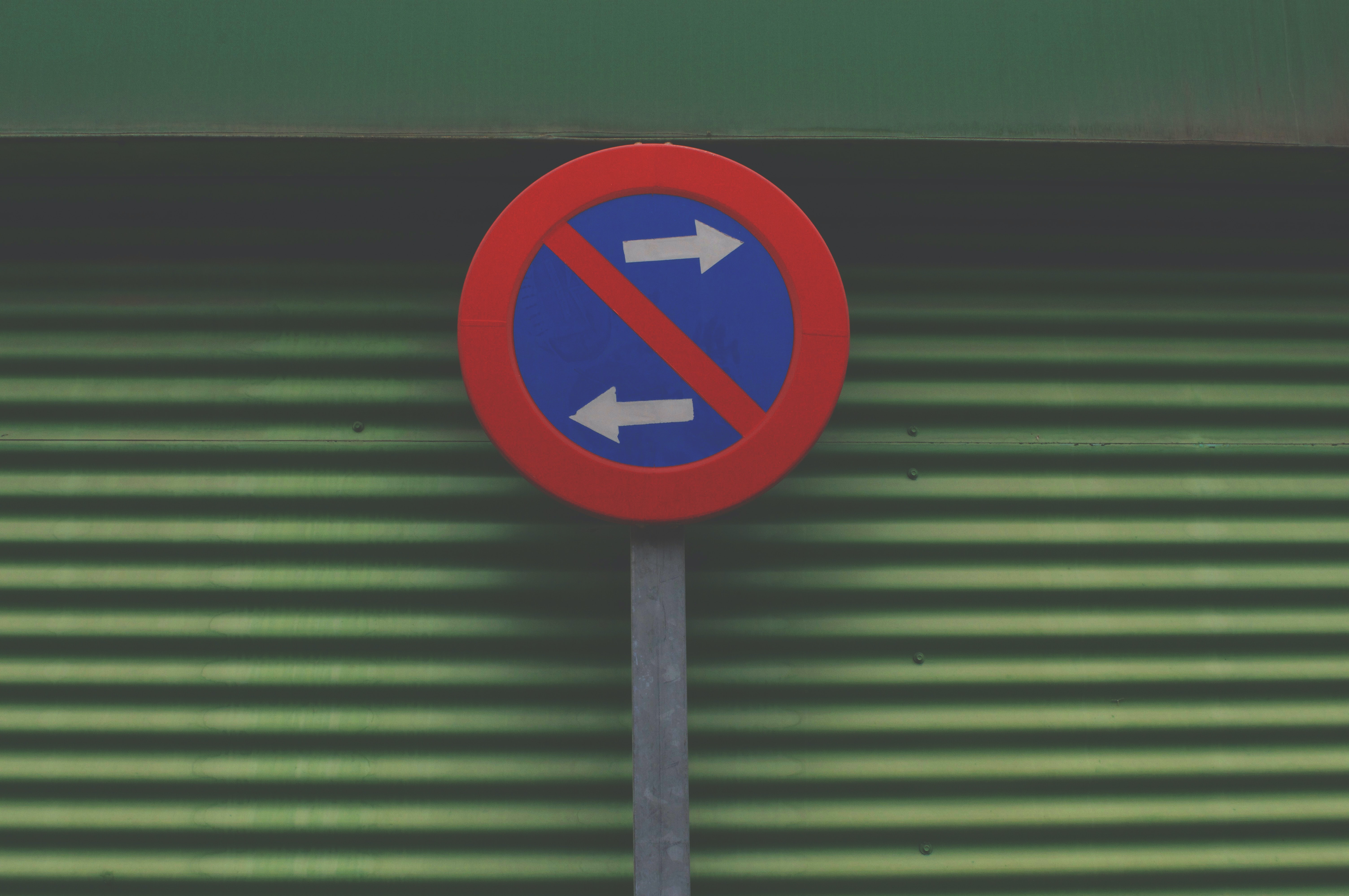 Photo d'un panneau de circulation présentant deux flèches pointant dans des directions opposées
