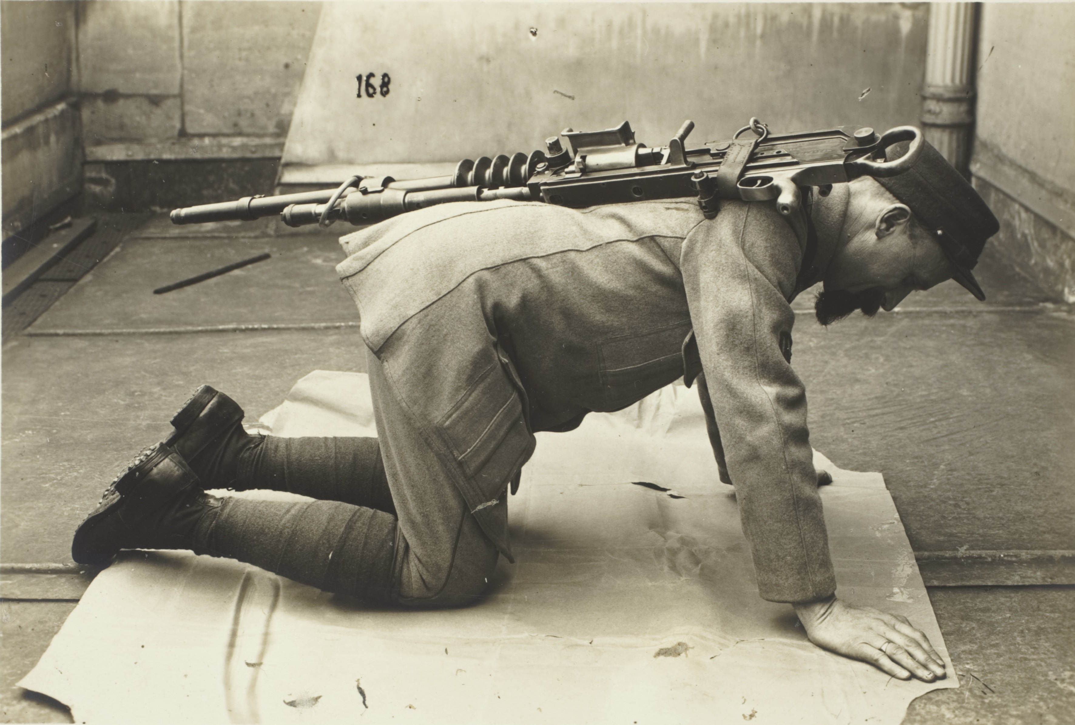 Sangle pour le transport du matériel des mitrailleuses du sous-lieutenant Tallet, 1917-1918, tirage gélatino-argentique, Archives nationales (France), 398AP/39