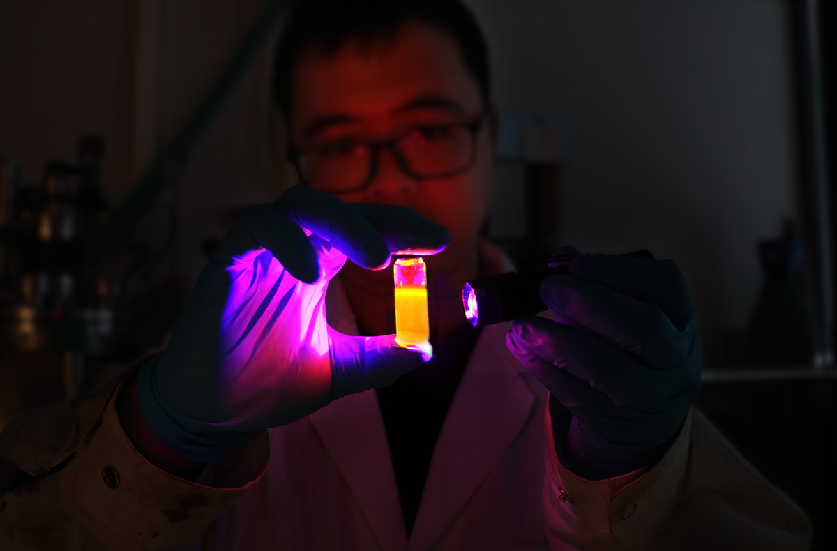 pilulier contenant une solution de nanocristaux © Timothé Paire / Copin / CNRS Images