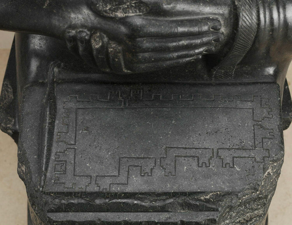 Tablette sur les genoux d'une statue de Gudea, dite l’« architecte au plan » (vers 2120 av. J.-C.), Tello, © 2011 Musée du Louvre / Philippe Fuzeau