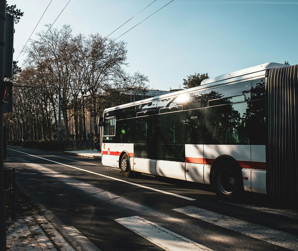 Un bus du réseau lyonnais TCL © Bryan Dijkhuizen / Pexels