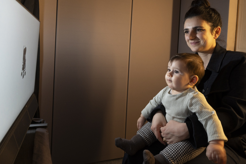 Bébé regardant une image de poussette durant une étude sur le fondement neurocognitif de la confiance épistémique chez le petit enfant.