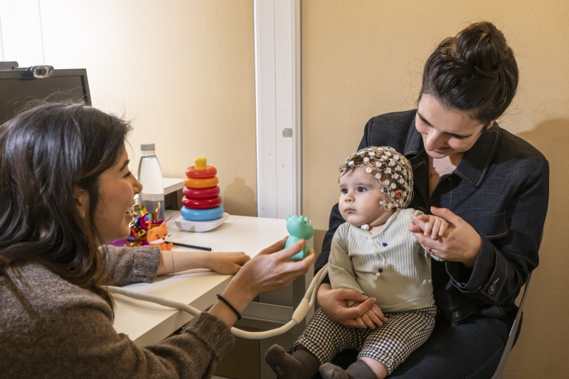 Jeu avec un bébé lors d’une étude sur l'impact de la familiarité avec la voix dans le traitement du sens des mots chez les tous petits. 