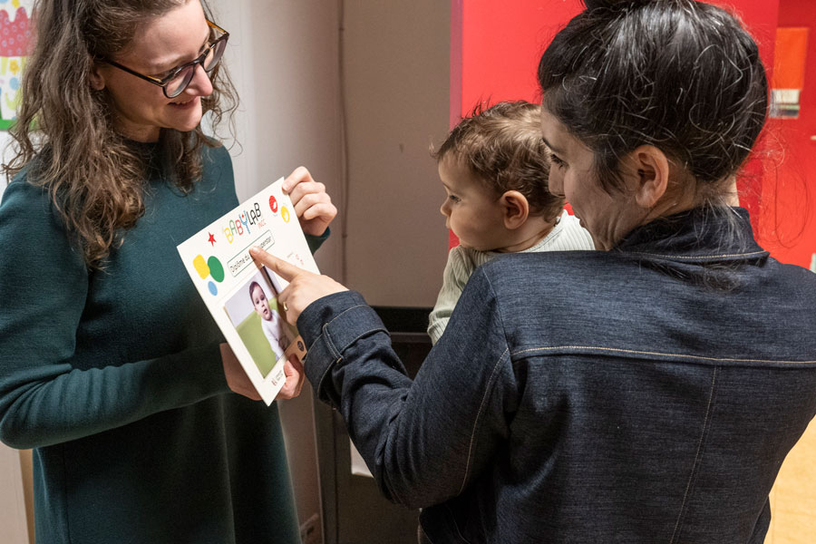 Bébé recevant un diplôme suite à sa participation à une étude menée au babylab du Centre neuroscience intégrative et cognition (INCC), à Paris. 