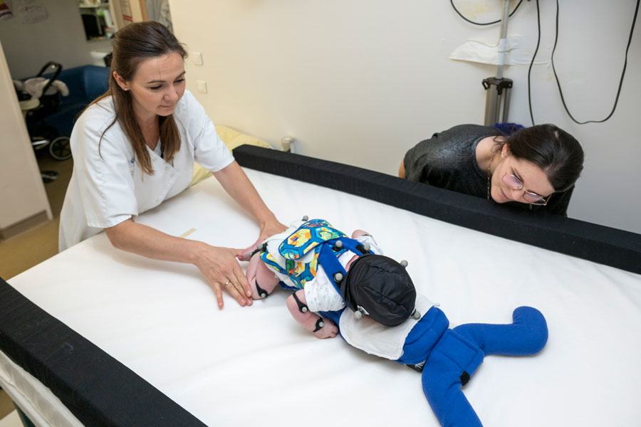 La mère et l’expérimentatrice encouragent le bébé à se propulser au début du test.