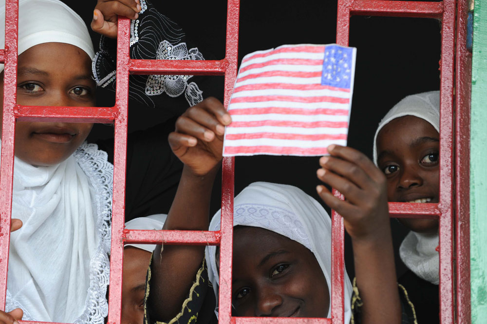 Groupe d’enfants dont l’un tient un drapeau américain dessiné lors de l’inauguration de l'école primaire de Nioumamilima.