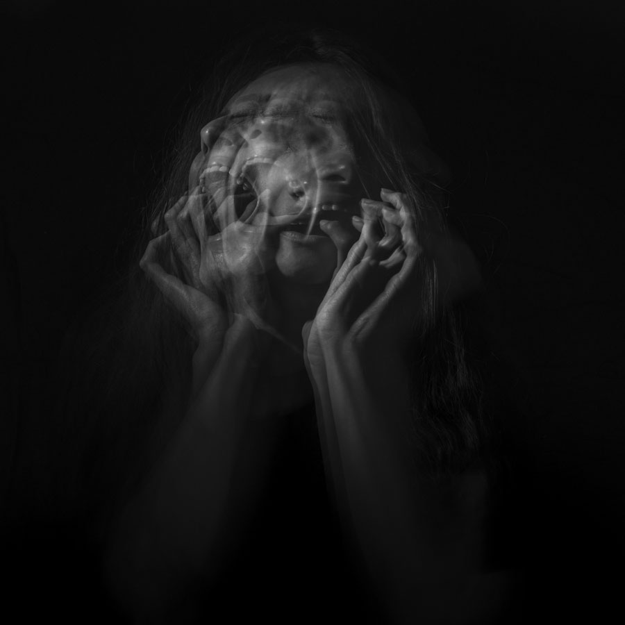 Photo noir et blanc d’un visage flouté by Camila Quintero Franco on Unsplash 