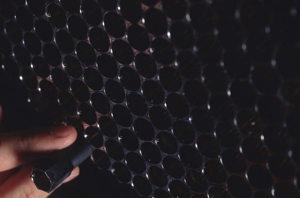  un des 600 photomultiplicateurs (chacun répond en un milliardième de seconde après l'arrivée d'un photon). 