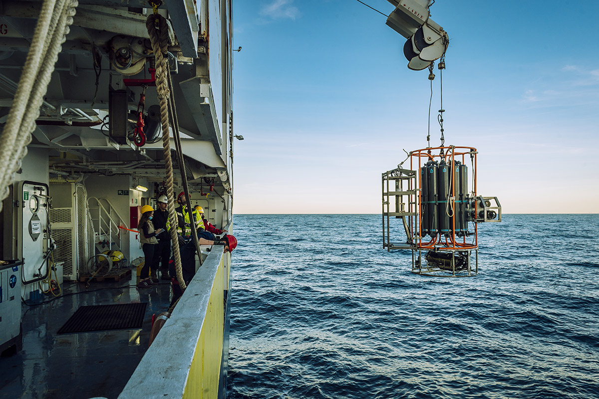  Immersion d’une rosette-CTD depuis le navire océanographique « Pourquoi pas ? ». La rosette est un échantillonneur d’eau et un instrument de mesure permettant d’avoir les profils hydrologiques en temps réel.