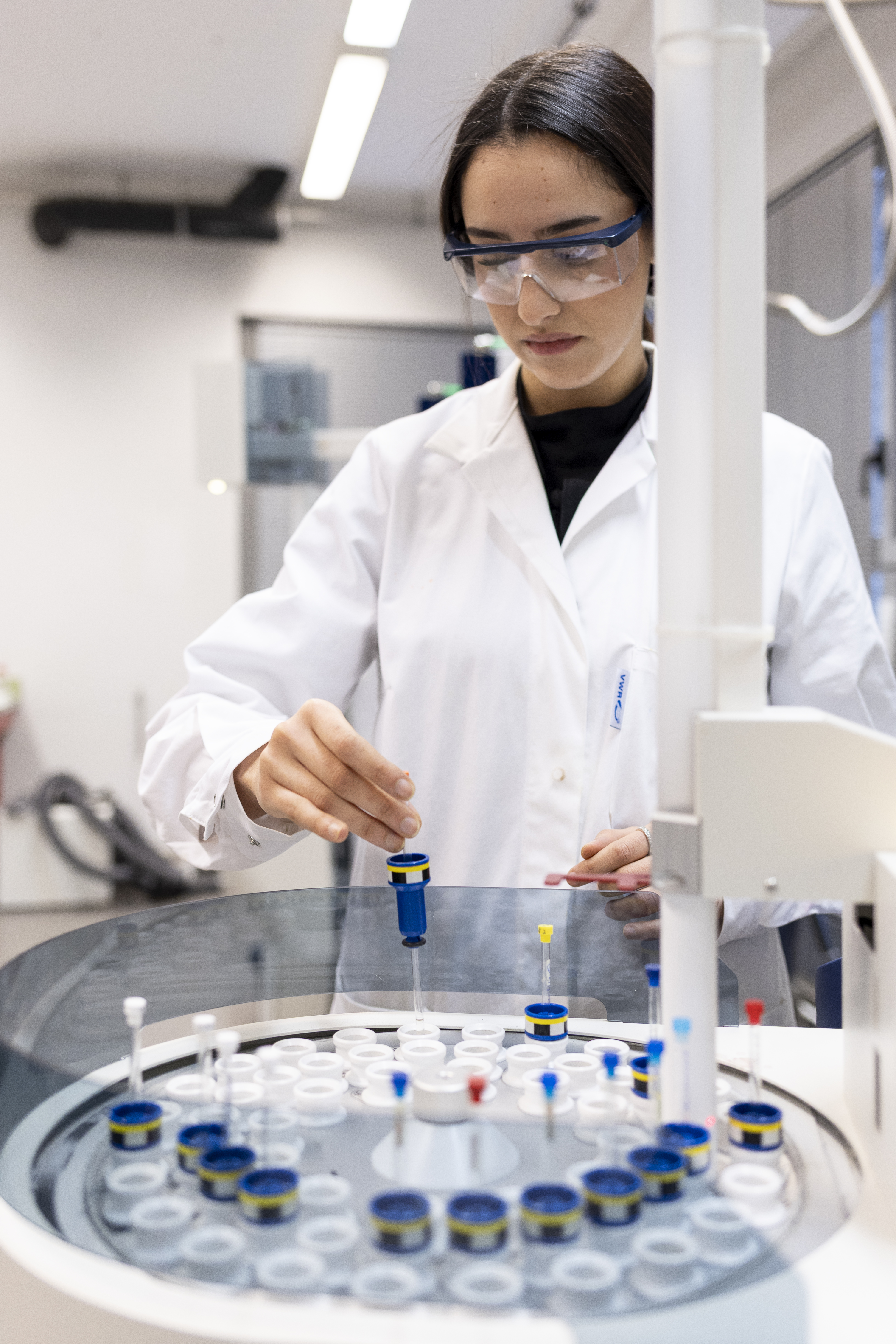 La résonance magnétique nucléaire (RMN) révèle, atome par atome, la structure précise des molécules présentes en solution et confirme leur pureté. Une étape indispensable avant de chercher à modifier les composés extraits. © Thomas Lang pour le CNRS Alsace – ANR BIBIFLU et ANR SAPS AActus-II