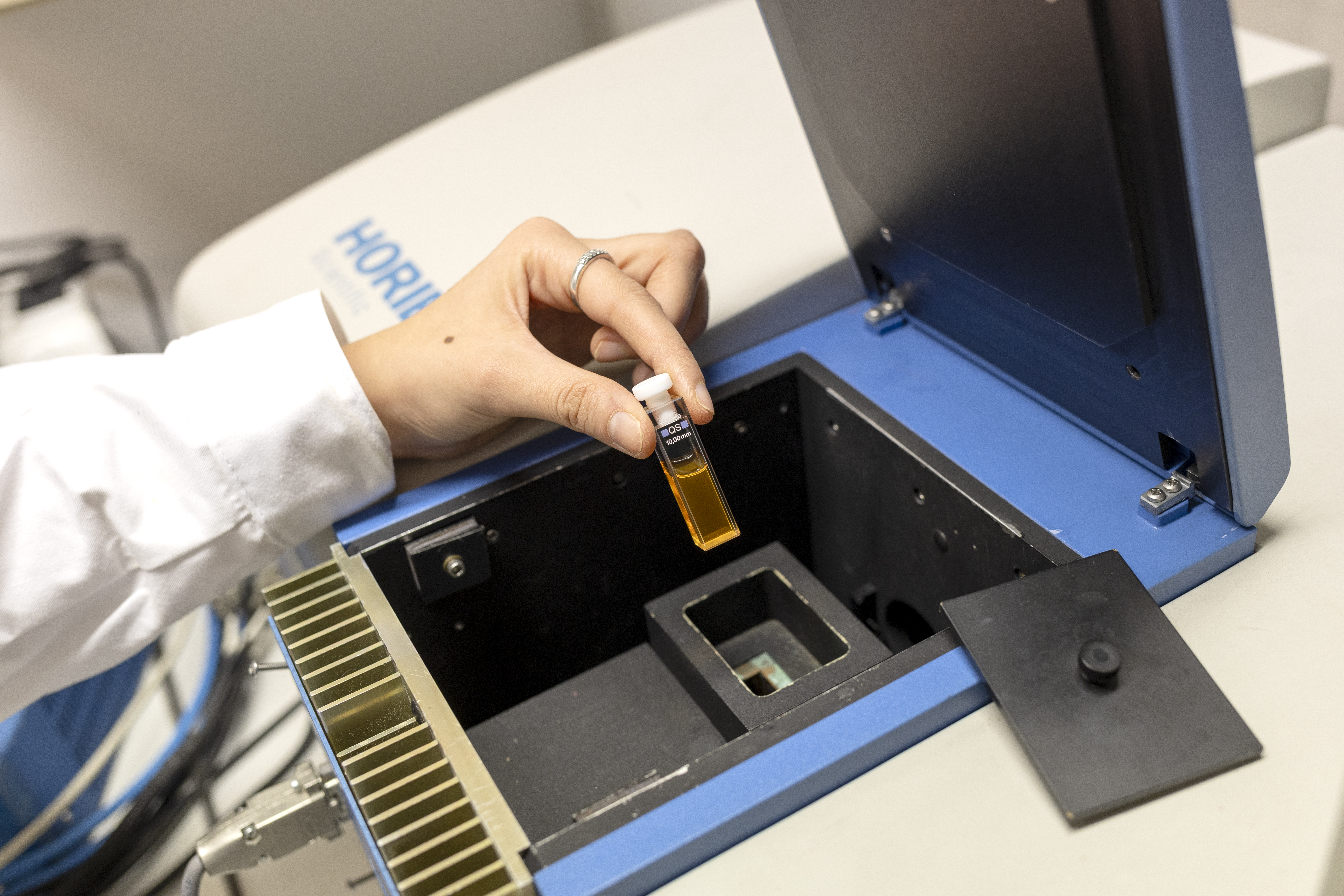 Un échantillon de molécules fluorescentes issues de la rhubarbe de Chine est analysé au spectrophotomètre. L’instrument mesure leur capacité à absorber et réémettre la lumière à différentes longueurs d’onde, ce qui permet d’évaluer l’efficacité des composés développés. © Thomas Lang pour le CNRS Alsace – ANR BIBIFLU et ANR SAPS AActus-II