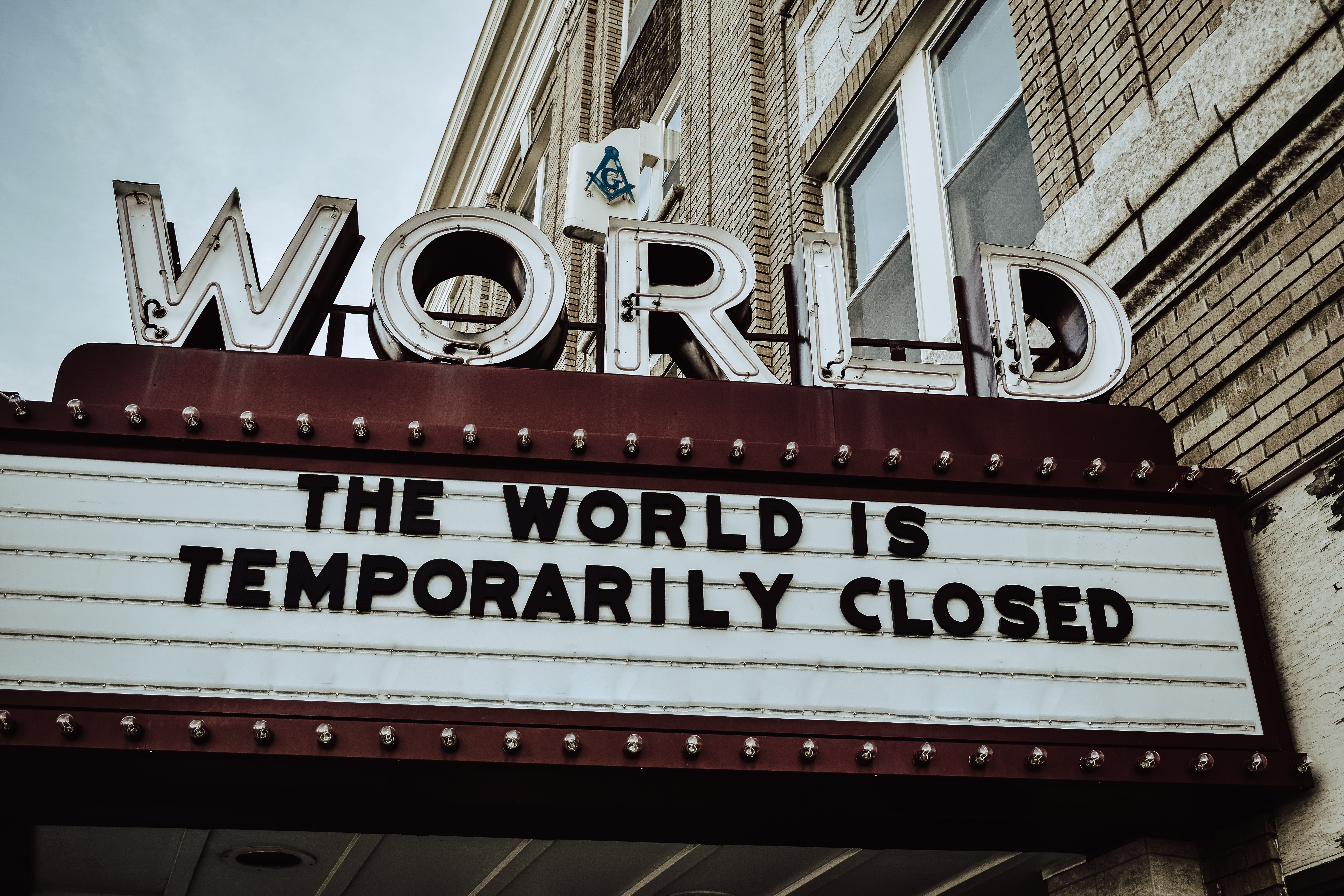  "le monde est temporairement fermé".