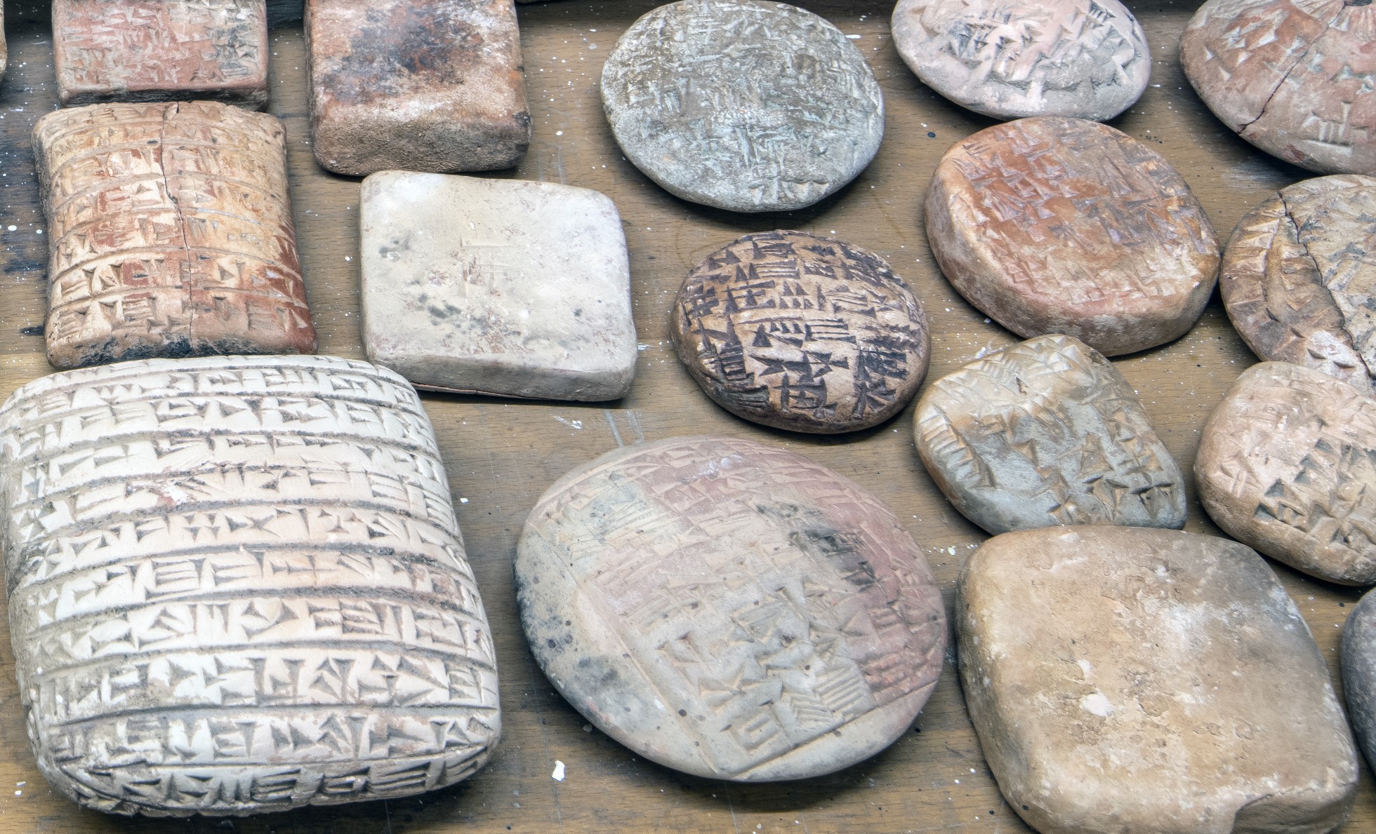 Fausses tablettes cunéiformes saisies à l’aéroport d’Heathrow (©British Museum)