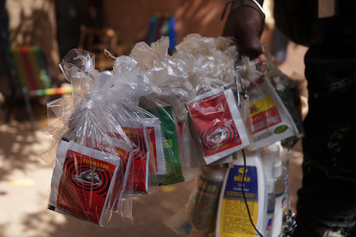 Éventaire d’un marchand ambulant de produits raticides, Bamako, Mali, février 2018