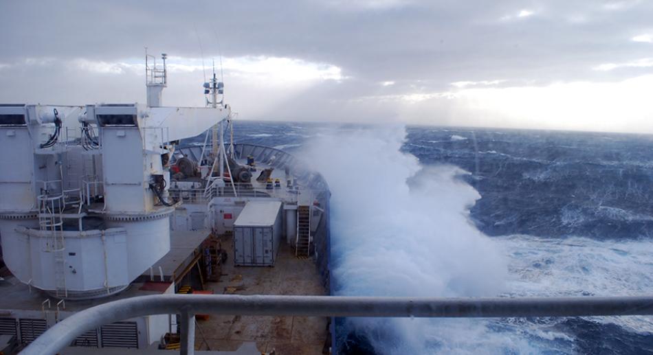 Le navire Marion Dufresne dans des conditions de navigation souvent difficiles comme ici, dans les Quarantièmes rugissants.© Fred PLANCHON / UBO-LEMAR