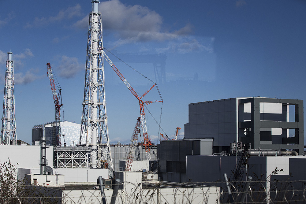Vue de deux réacteurs de la centrale de Fukushima Daiichi, recouverts par une enceinte provisoire (décembre 2013) 