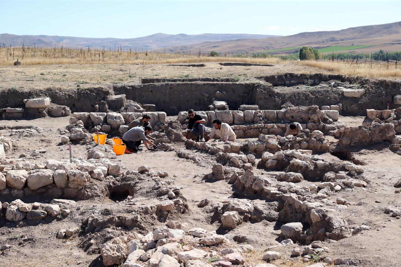//www.turkiyetoday.com/culture/hittite-site-in-turkiye-yields-56-cuneiform-tablets-22-seal-impressions-3207013