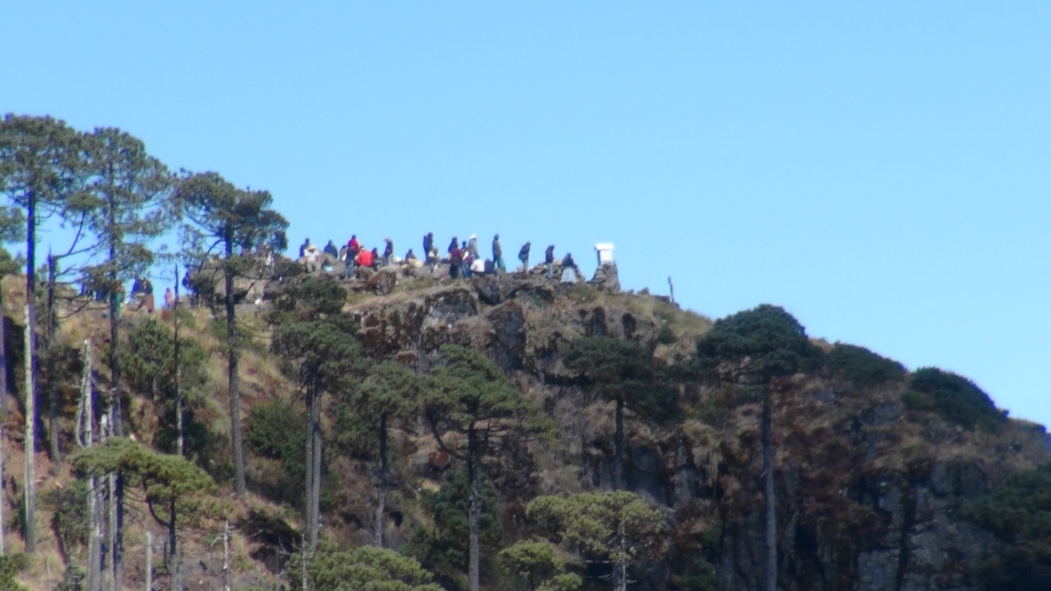 Sacrifices de volaille au sommet d’une montagne, dans l’État d’Oaxaca au Mexique, Perig Pitrou, Le chemin et le champ.
