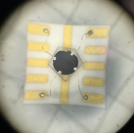 Echantillon composite de nanofils de Bi intercalés dans une matrice de verre de silicoborate vycor nanoporeuse préparé avec des contacts électriques pour les expériences de transport électrique. ©Marco Fabbiani