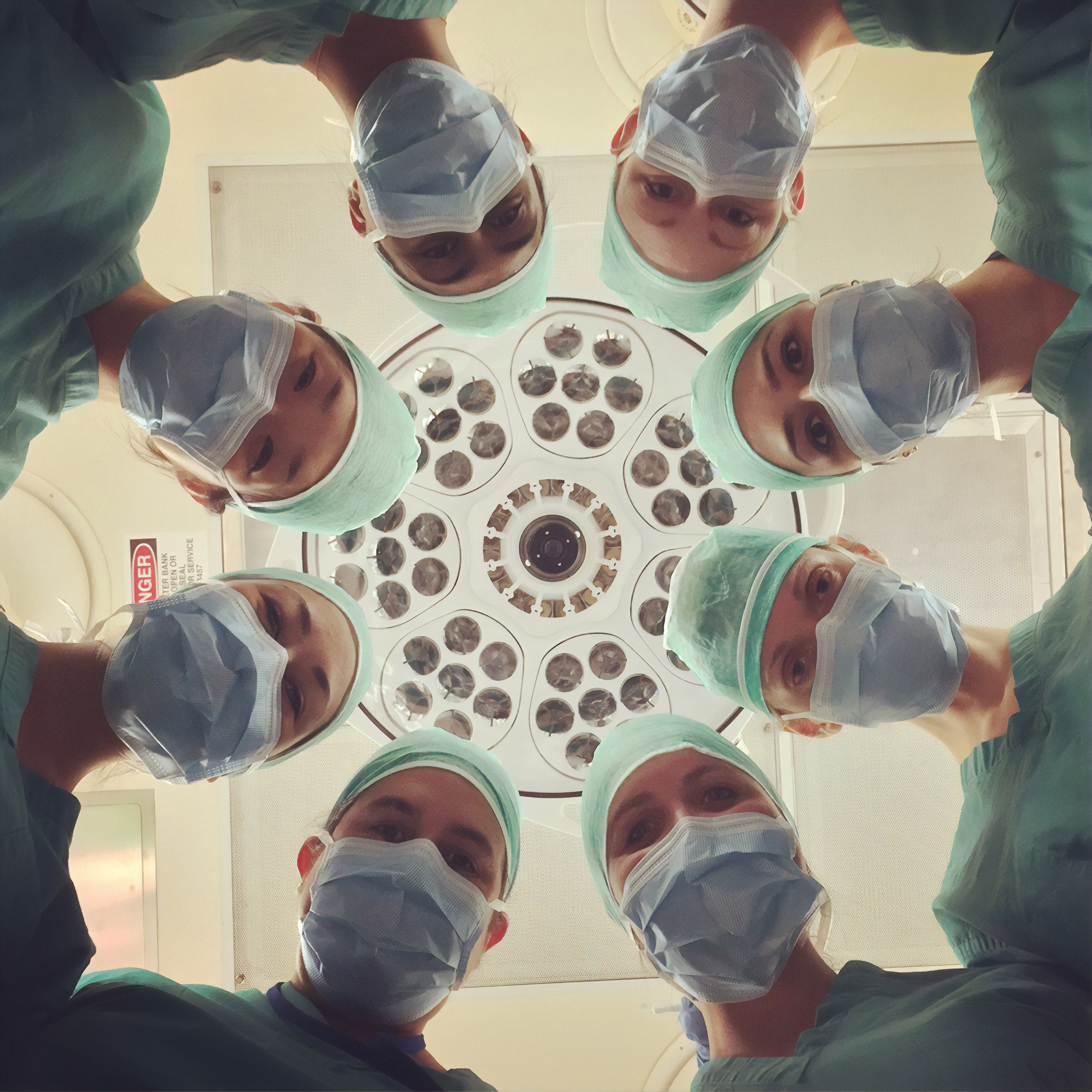 Huit médecins vous regardent de dessus la table d'opération sur laquelle vous êtes allongé.