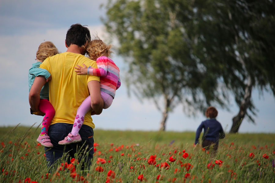 Famille dans un champ