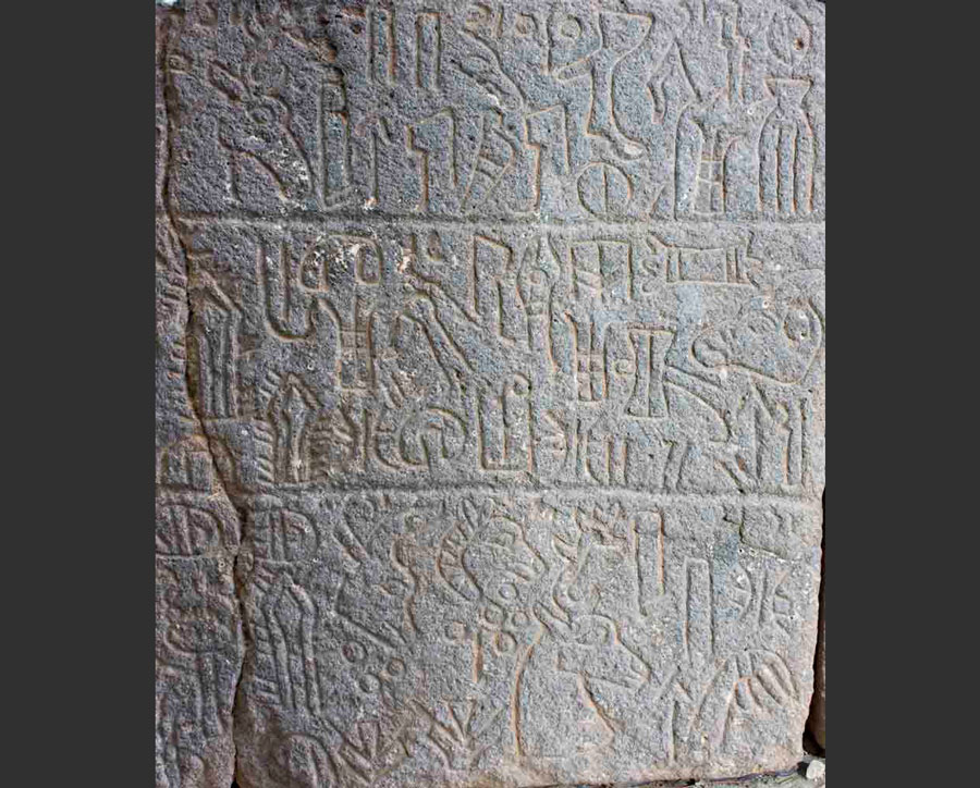 Inscription en hiéroglyphes louvites de Karatepe © M. Blomberg 