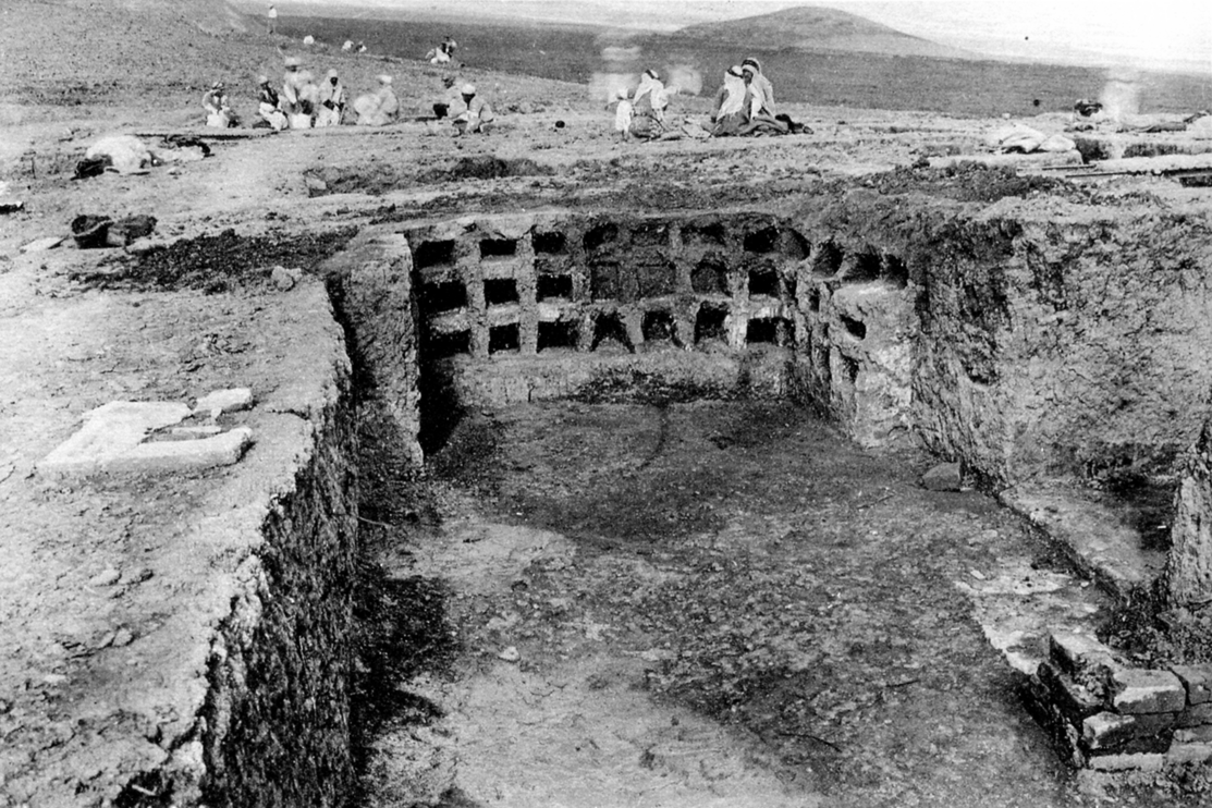 La bibliothèque du temple de Nabû à Dûr-Sharrukîn,  G. Loud & C. B. Altman, Khorsabad Part II. The Citadel and the Town, OIP 40, Chicago, 1938, pl. 19c.
